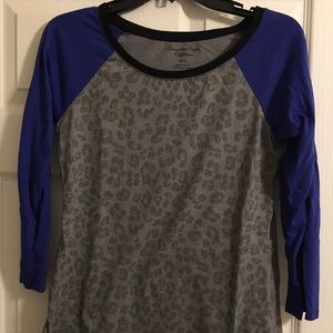 American Eagle top with cheetah print sleeves